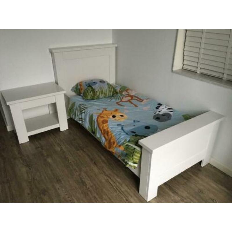 Bed, matras en tafeltje
