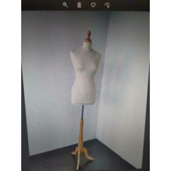 Kleermakers dummy of mannequin geïsoleerd op wit. vrouw