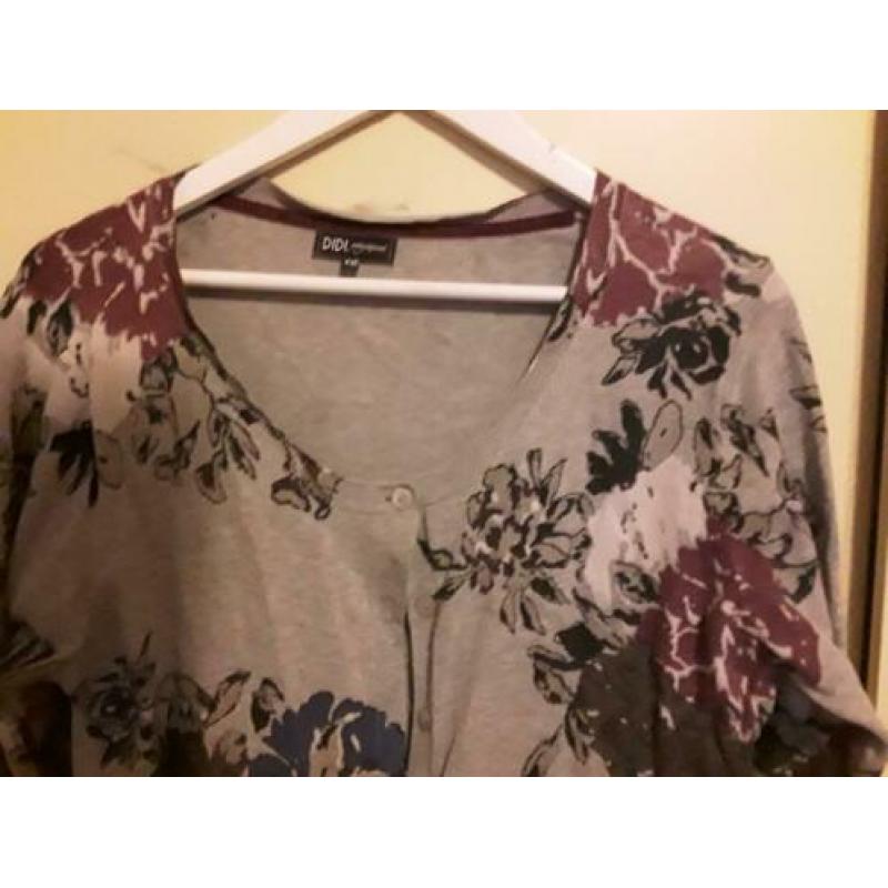Te koop grijs met bloemen vest didi xxl.