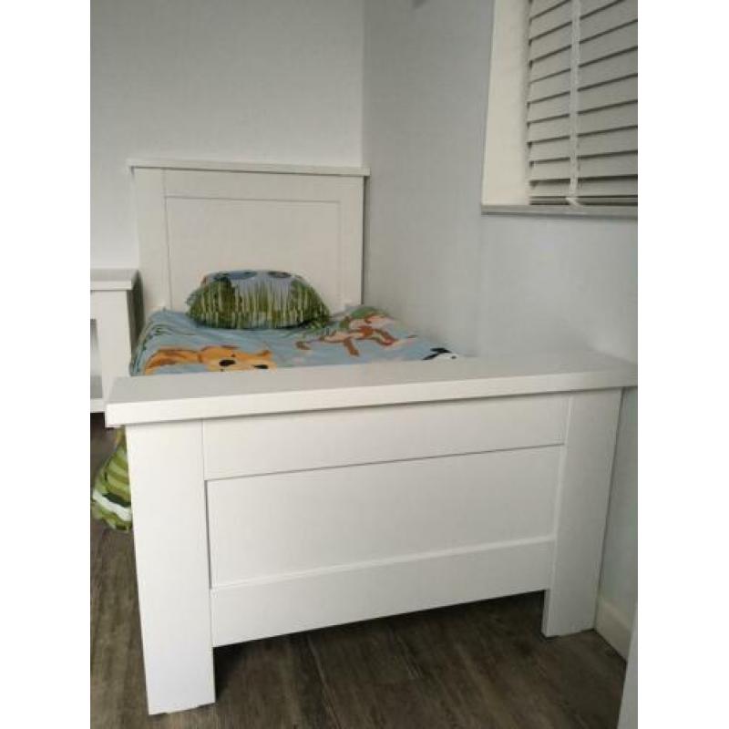 Bed, matras en tafeltje