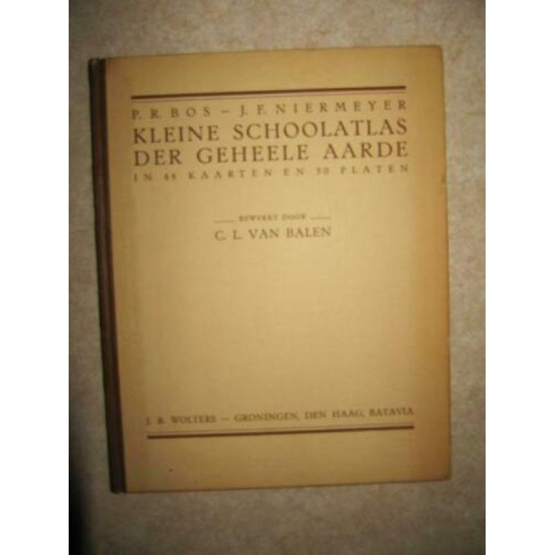 te koop 2 st. atlassen