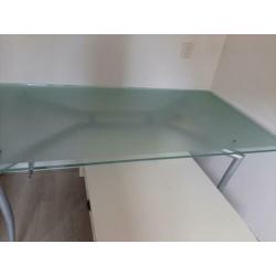 Eettafel van glas voor een kleine vergoeding