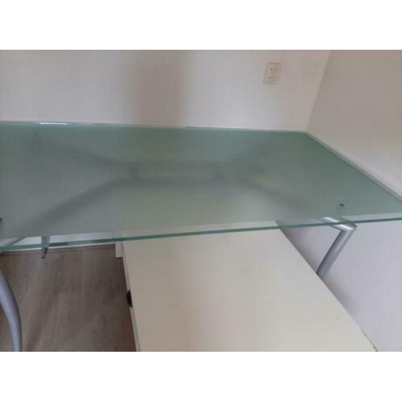 Eettafel van glas voor een kleine vergoeding