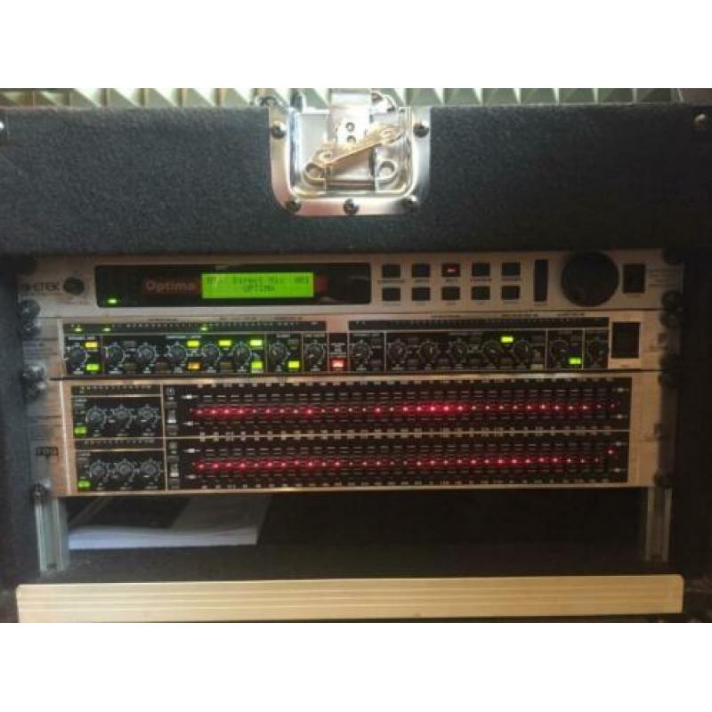 KOMPLETE KLEINE PA MIXER EN RANDAPPARATUUR in 19” flight cas