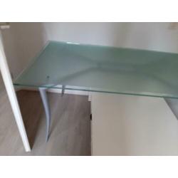 Eettafel van glas voor een kleine vergoeding