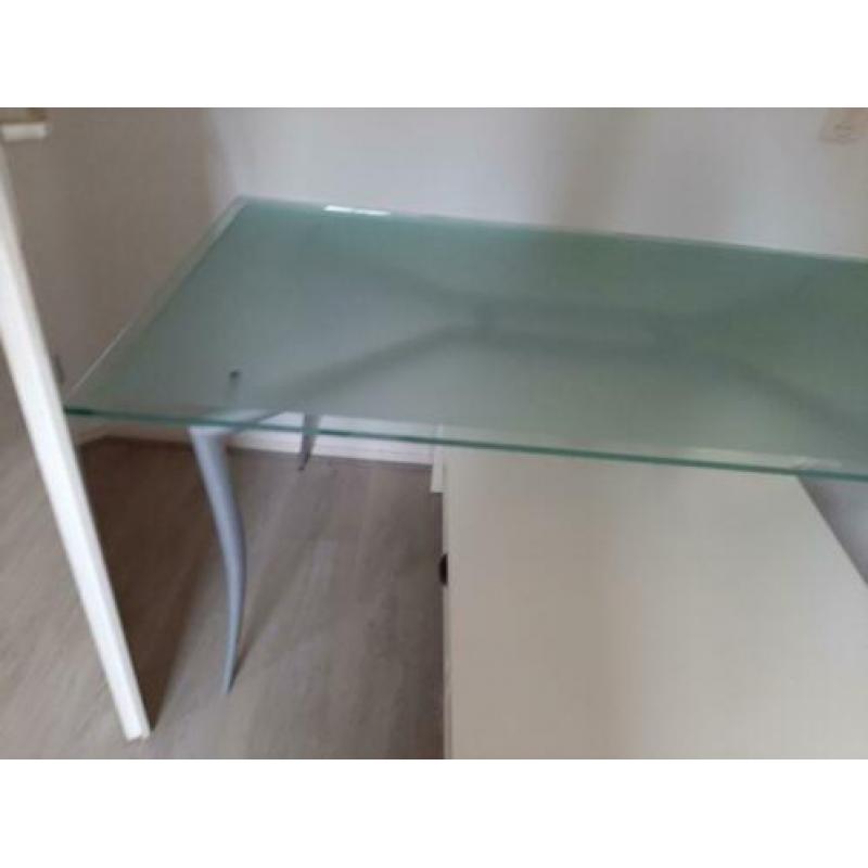 Eettafel van glas voor een kleine vergoeding