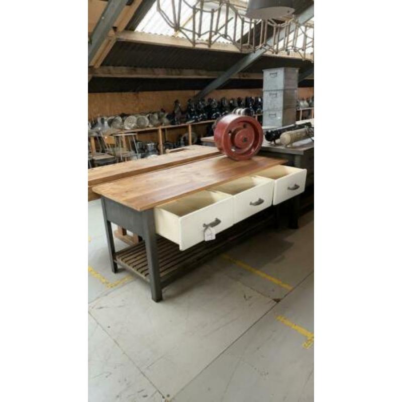 Industriële werkbank / vintage dressoir / bakkerswerkbank