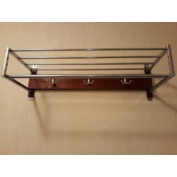 retro kapstok chroomen rek en houten achterwand Gispen style