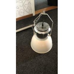 2 hanglampen aan rvs balk