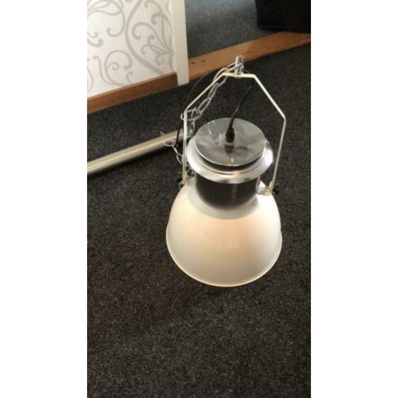 2 hanglampen aan rvs balk