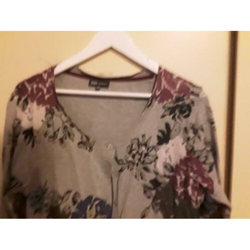Te koop grijs met bloemen vest didi xxl.
