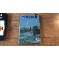 Te koop 2 boeken over hydrauliek.