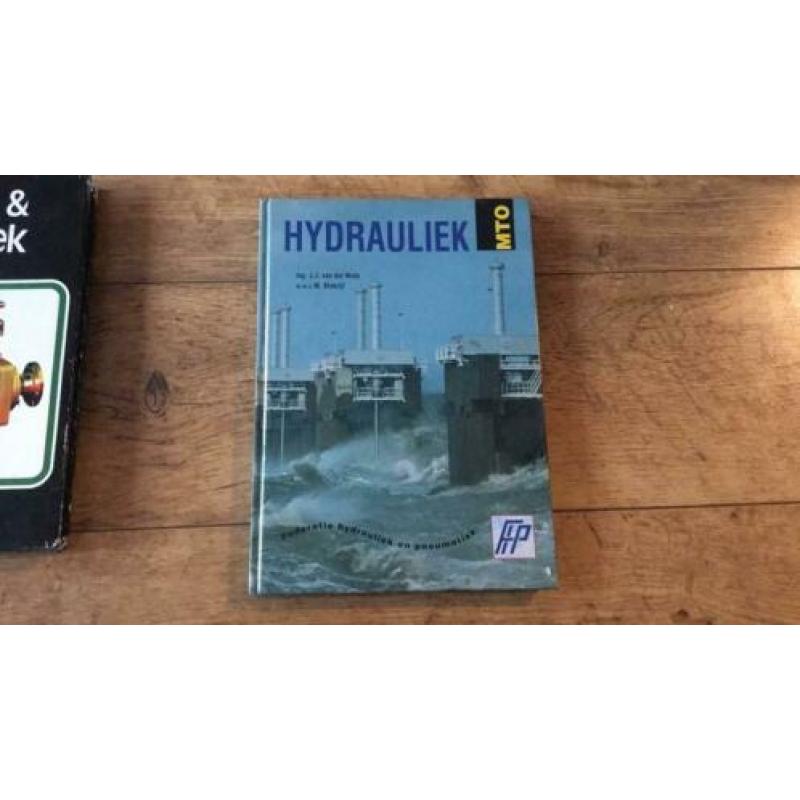 Te koop 2 boeken over hydrauliek.