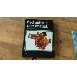 Te koop 2 boeken over hydrauliek.