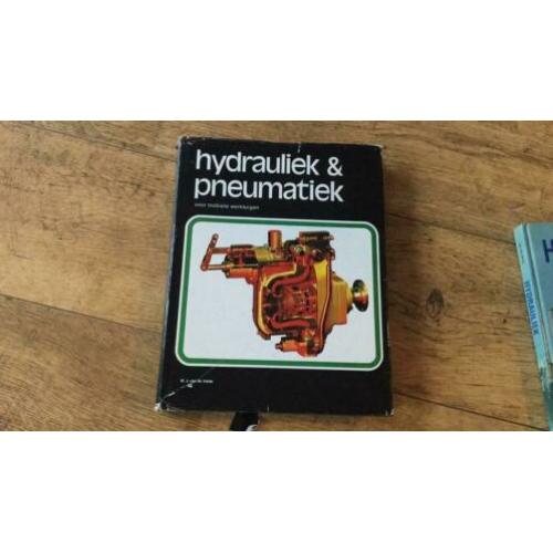 Te koop 2 boeken over hydrauliek.