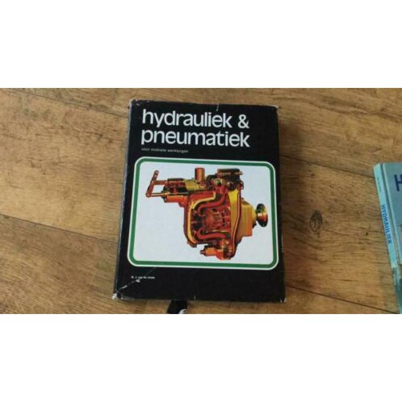 Te koop 2 boeken over hydrauliek.