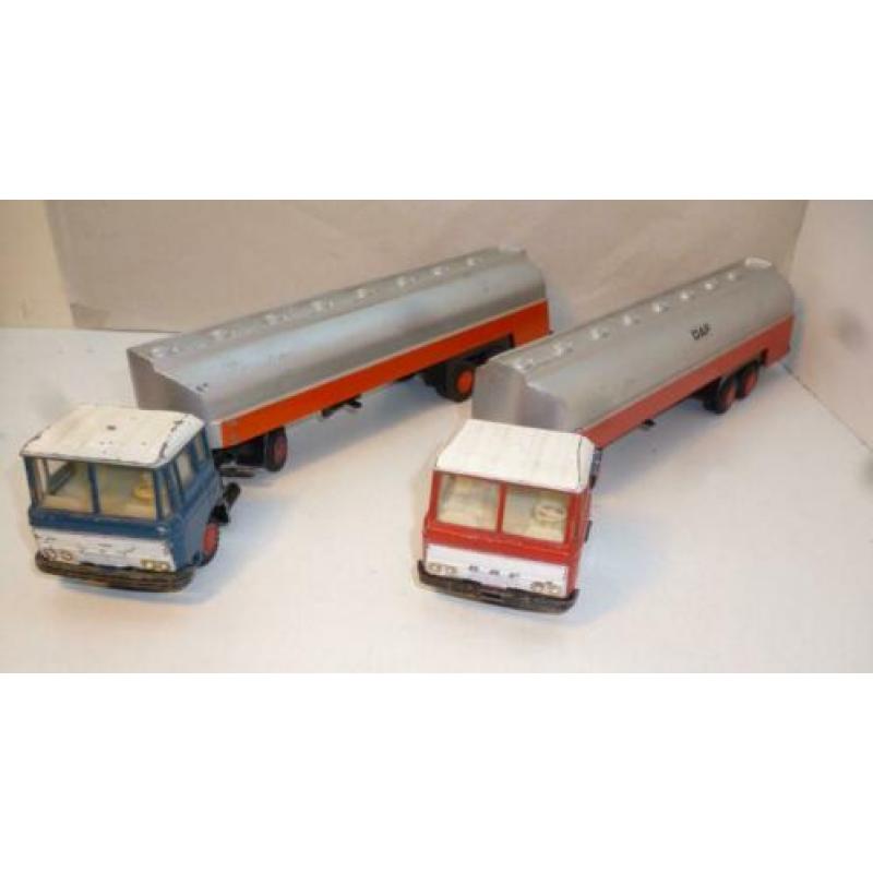 2 x DAF +opleggers tank vervoer = LION 1:50