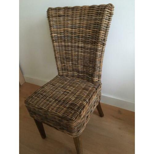 2 grove rotan eetkamerstoelen