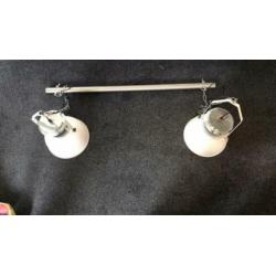 2 hanglampen aan rvs balk