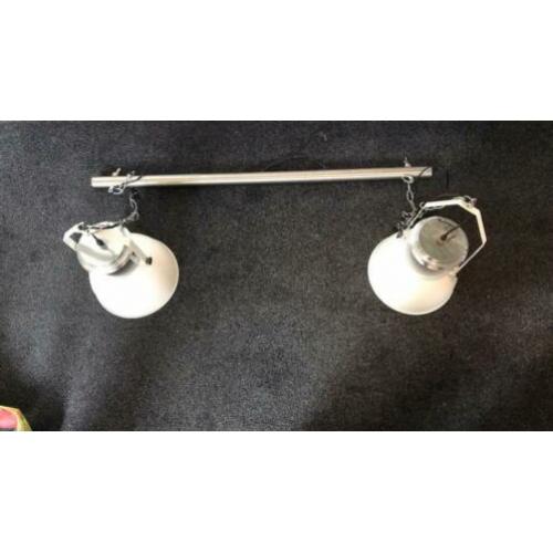 2 hanglampen aan rvs balk