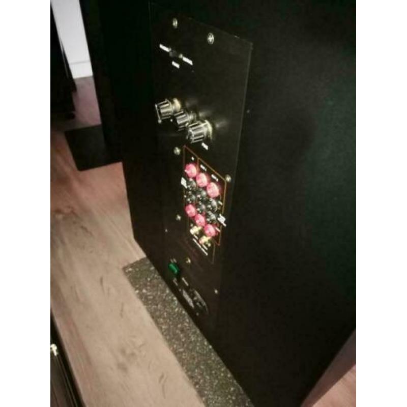 Epos M5 op stands incl. REL Strata 1 Subwoofer.