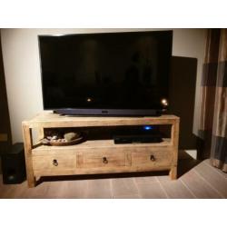 Super mooi t.v. meubel. Meubel heeft 3 laadjes.