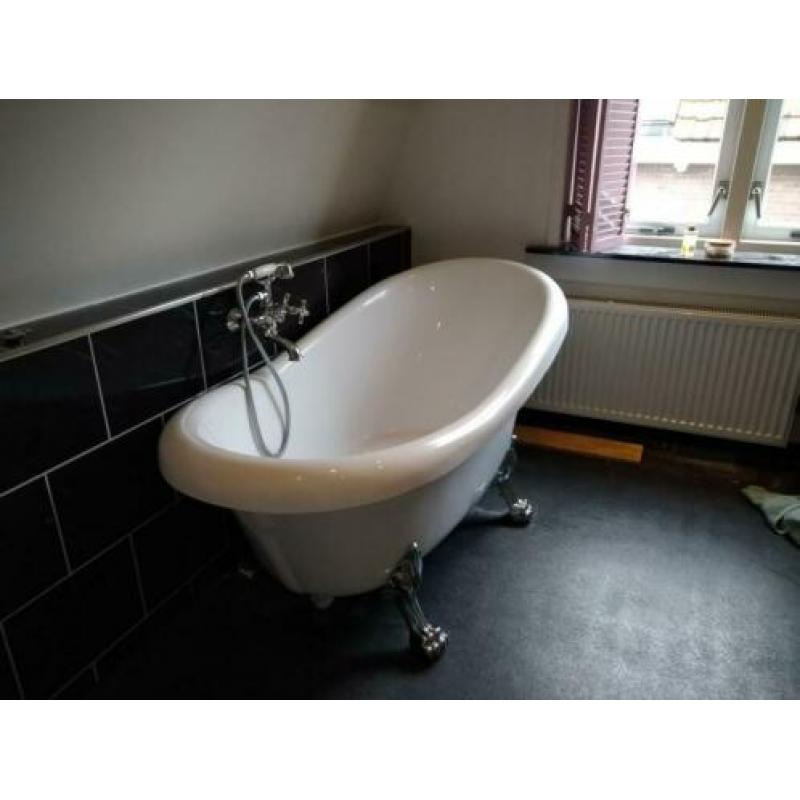Kunststof vrijstaand bad met (nep)leeuwenpootjes incl. kraan
