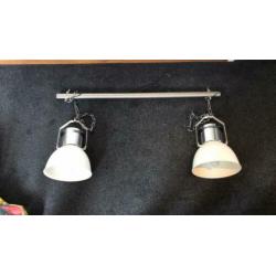 2 hanglampen aan rvs balk