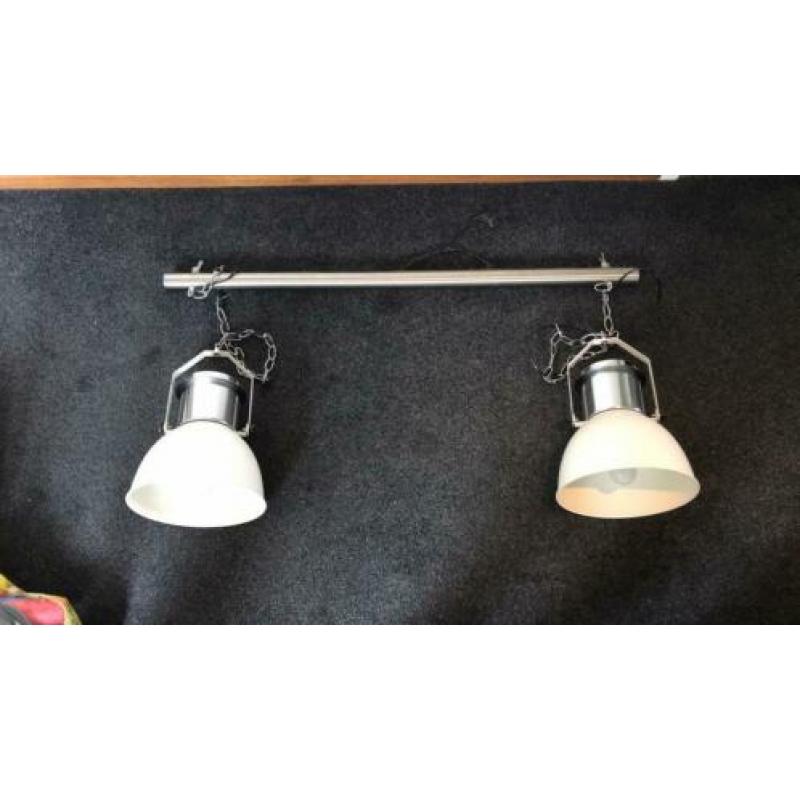 2 hanglampen aan rvs balk