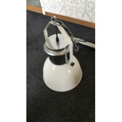 2 hanglampen aan rvs balk