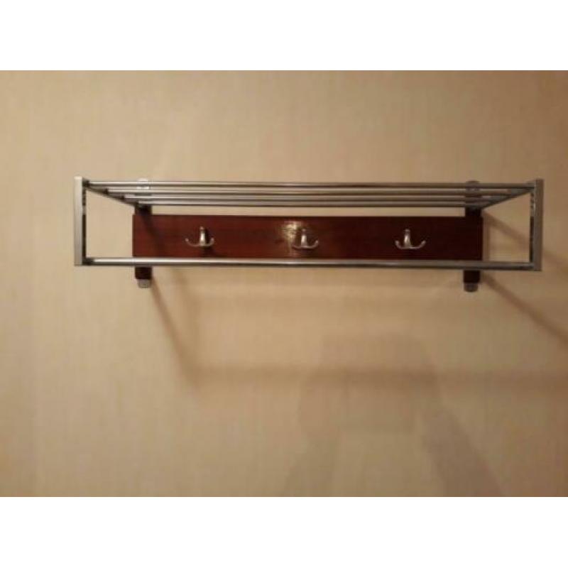 retro kapstok chroomen rek en houten achterwand Gispen style
