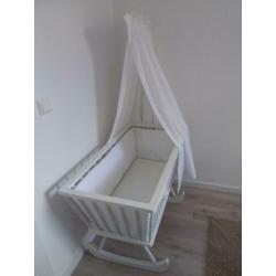 Witte baby wieg/ledikant incl hemeltje, bekleding & matrasje