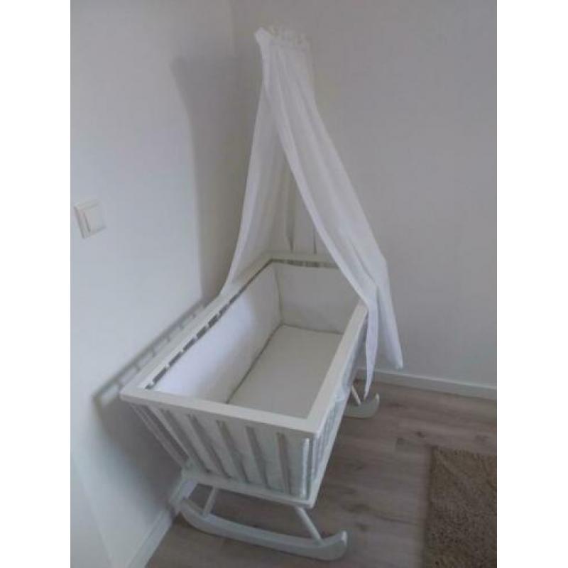 Witte baby wieg/ledikant incl hemeltje, bekleding & matrasje