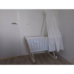 Witte baby wieg/ledikant incl hemeltje, bekleding & matrasje