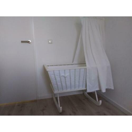 Witte baby wieg/ledikant incl hemeltje, bekleding & matrasje