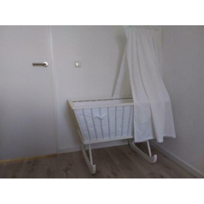 Witte baby wieg/ledikant incl hemeltje, bekleding & matrasje
