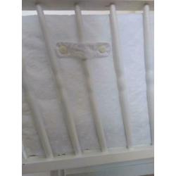 Witte baby wieg/ledikant incl hemeltje, bekleding & matrasje