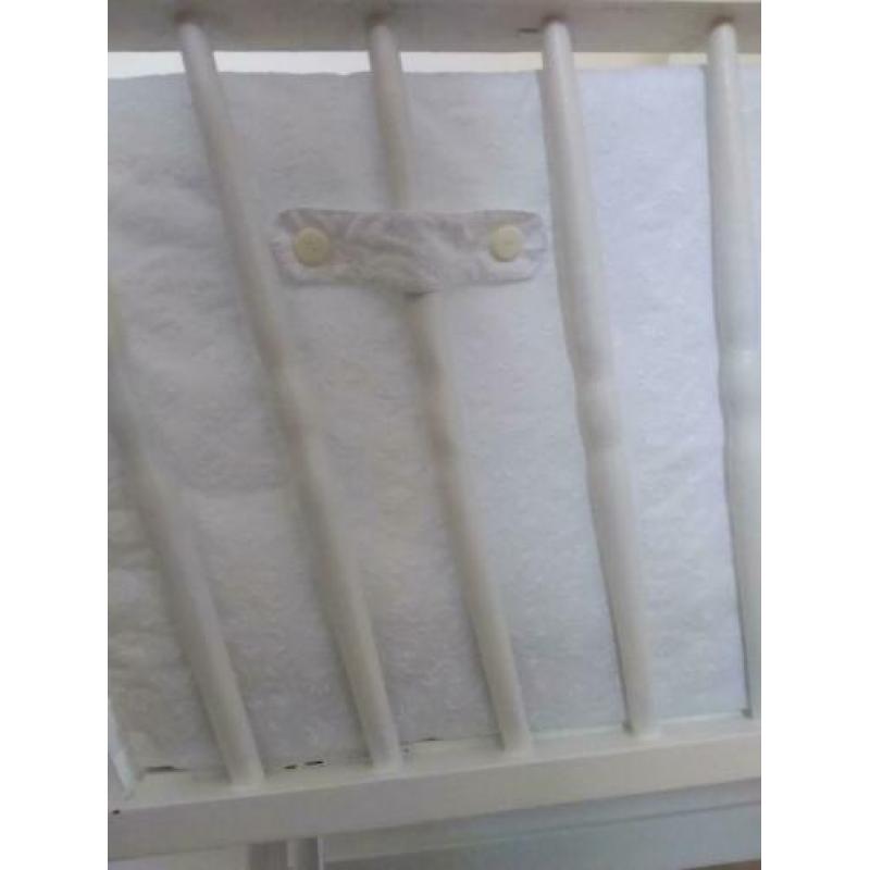 Witte baby wieg/ledikant incl hemeltje, bekleding & matrasje