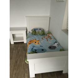 Bed, matras en tafeltje