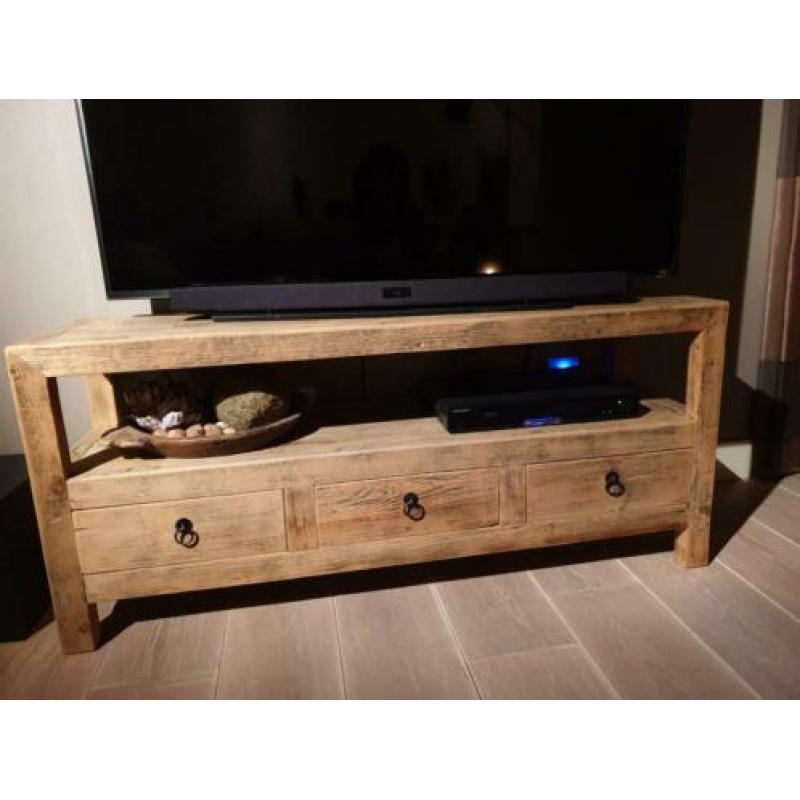 Super mooi t.v. meubel. Meubel heeft 3 laadjes.