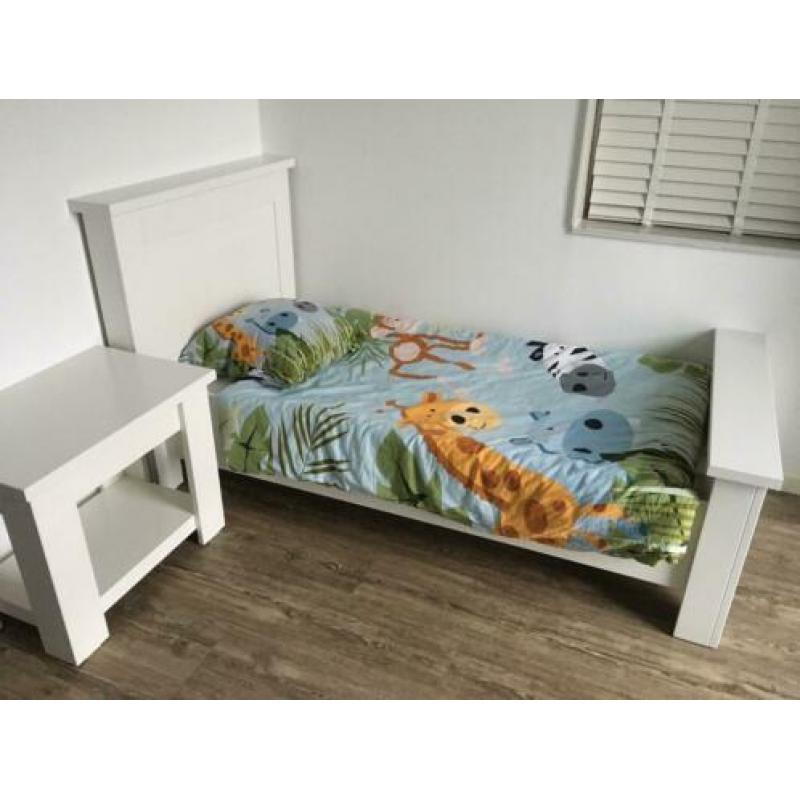Bed, matras en tafeltje