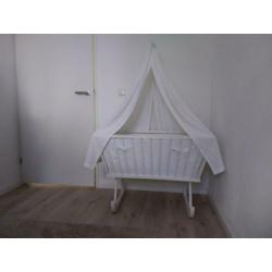 Witte baby wieg/ledikant incl hemeltje, bekleding & matrasje