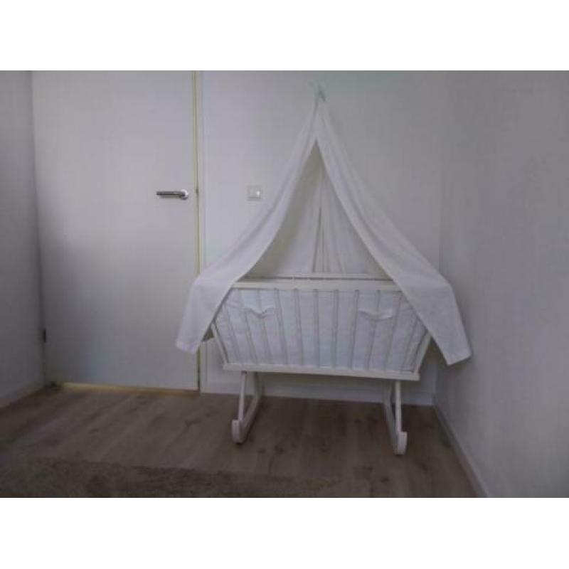 Witte baby wieg/ledikant incl hemeltje, bekleding & matrasje