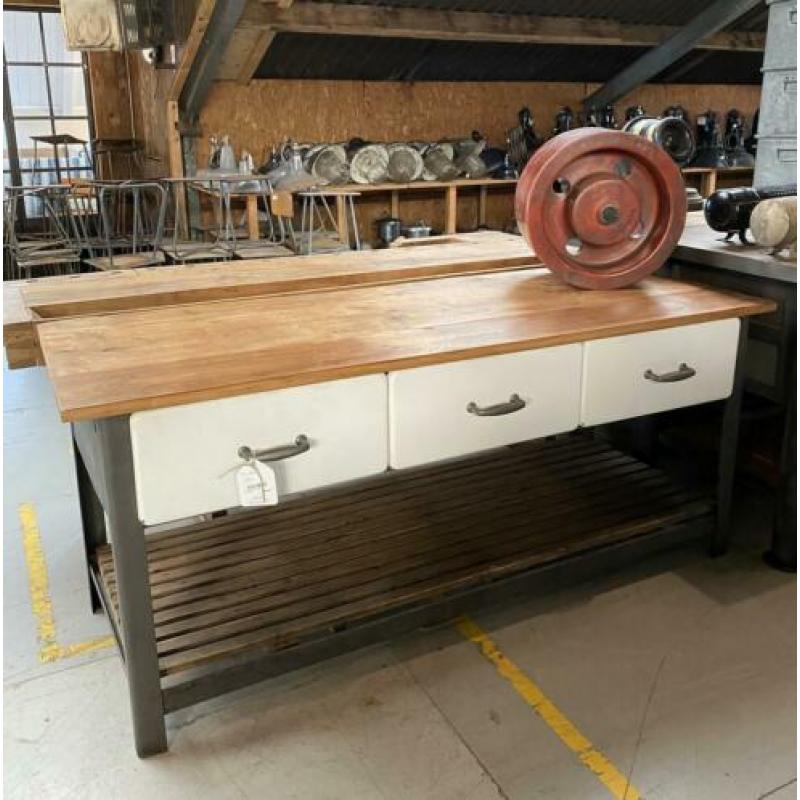 Industriële werkbank / vintage dressoir / bakkerswerkbank