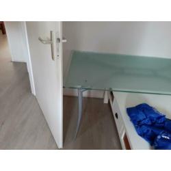 Eettafel van glas voor een kleine vergoeding