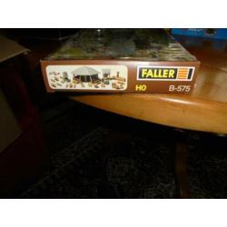Faller buiten hut met banken /barbecue