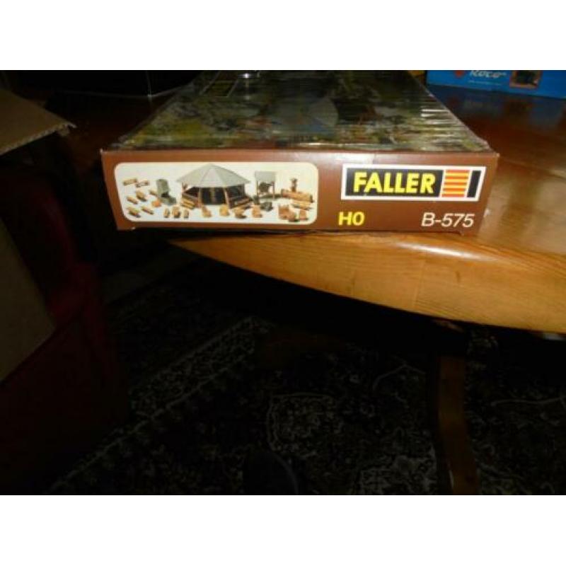 Faller buiten hut met banken /barbecue