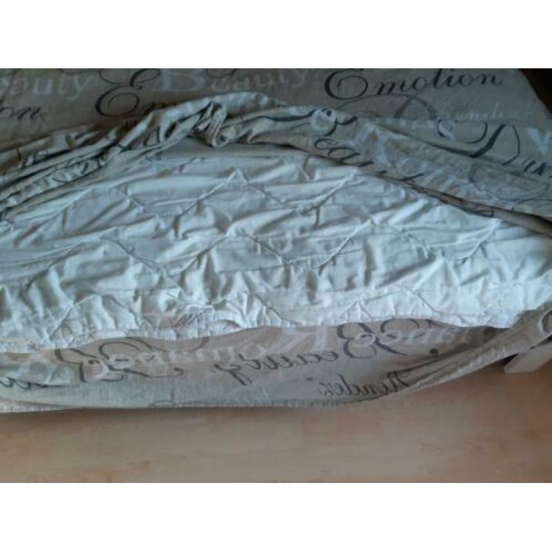 2 persoons dekbed (deelbaar) 2 x 2 m + 3 dekbedovertrekken