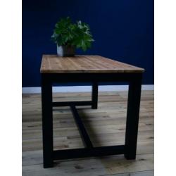 Gave industriele eettafel en stoelen