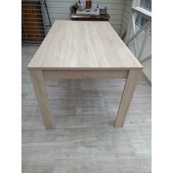 Mooie stevige houten eettafel